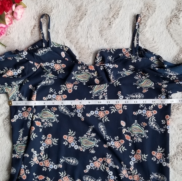✨️CL Lush Navy Blue Ruffle Cold Shoulder Floral Top Size M - Picture 8 of 8